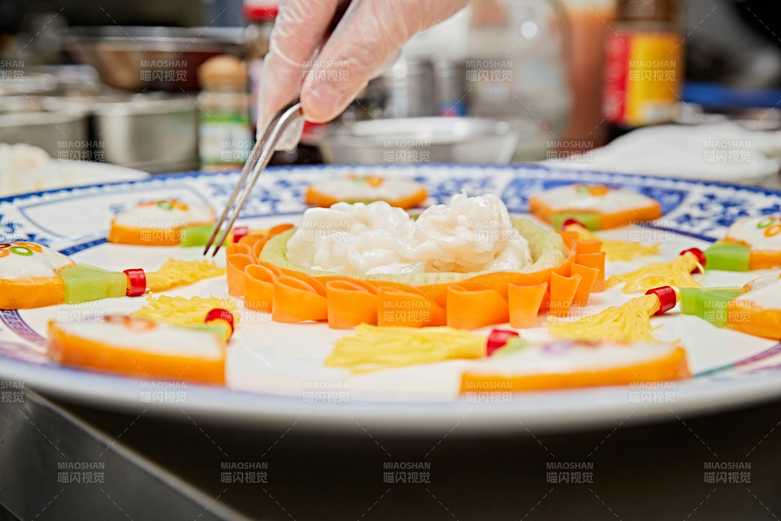 人与食物紧张忙碌的中餐厨房图片