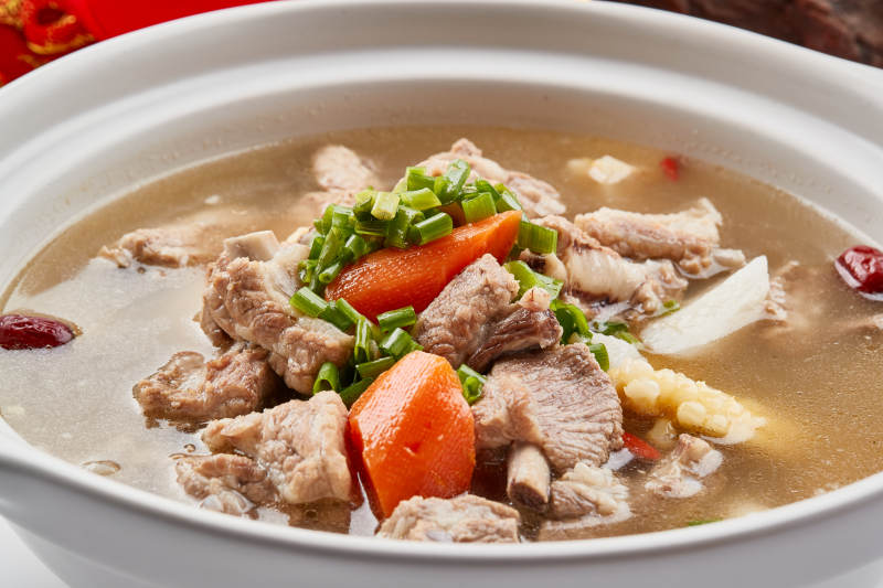 白色砂锅装的清炖萝卜羊肉滋补汤图片