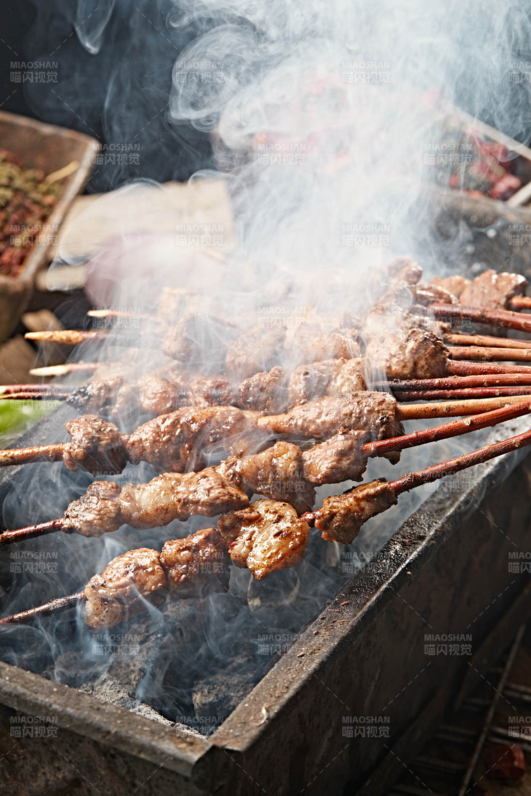满是烟火气的烤炉上的鲜羊肉新疆红柳大串图片