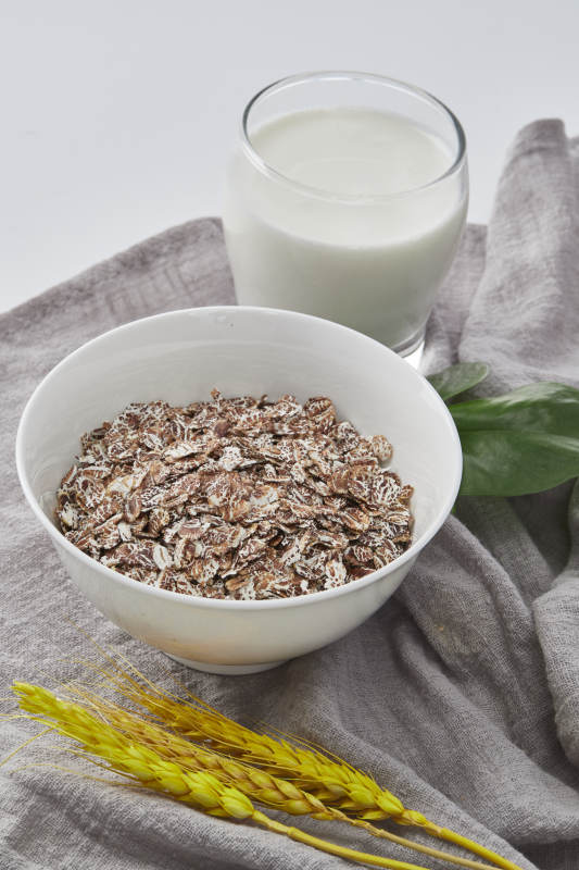 白色背景上的健康低脂黑麦片颗粒图片