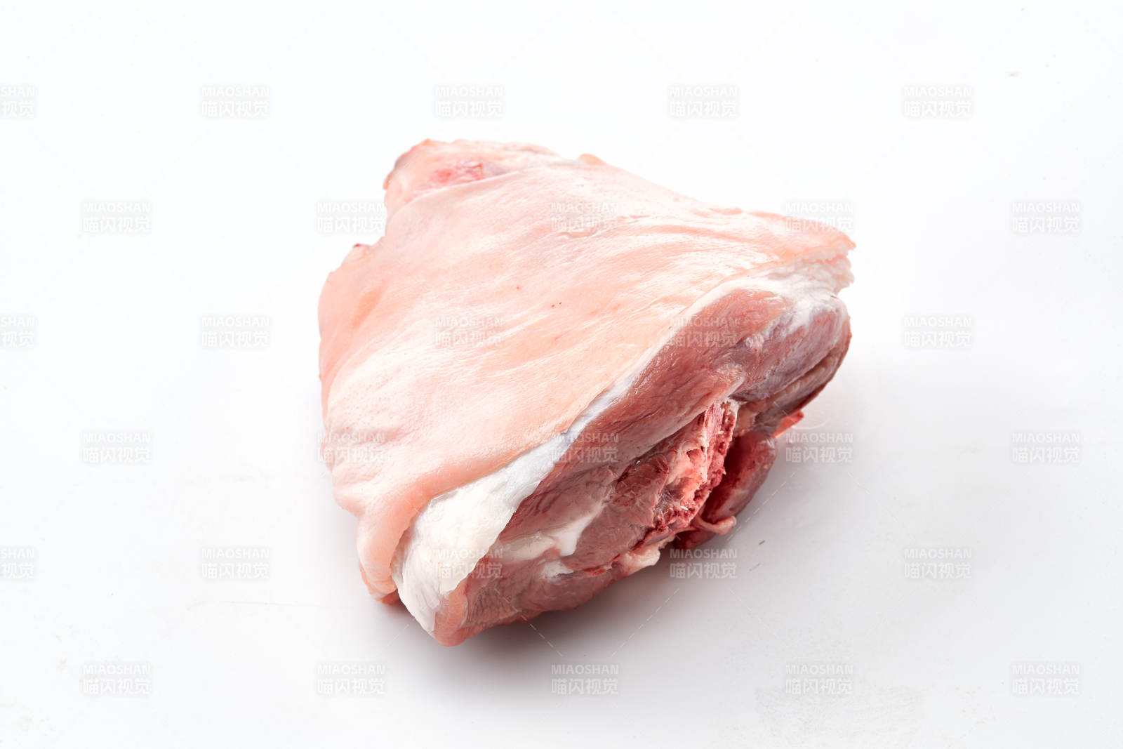 白色背景下的生鲜猪肘子图片