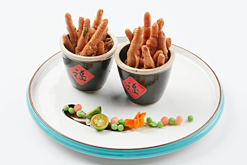 精美餐具装的卤味鸡脚图片