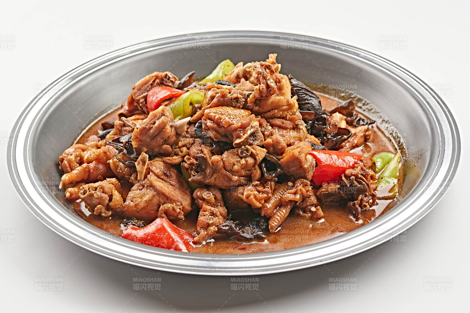 不锈钢餐具装的农家炖土鸡快图片