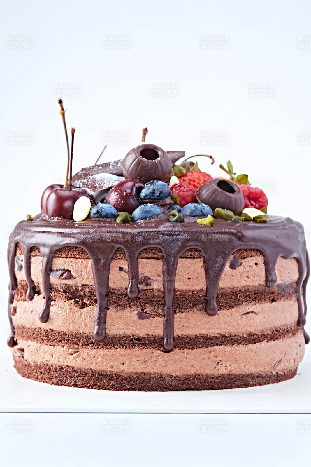 蓝莓草莓车厘子巧克力鲜奶慕斯生日蛋糕图片