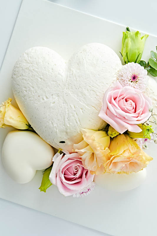 爱心造型椰奶香芋情人节蛋糕图片