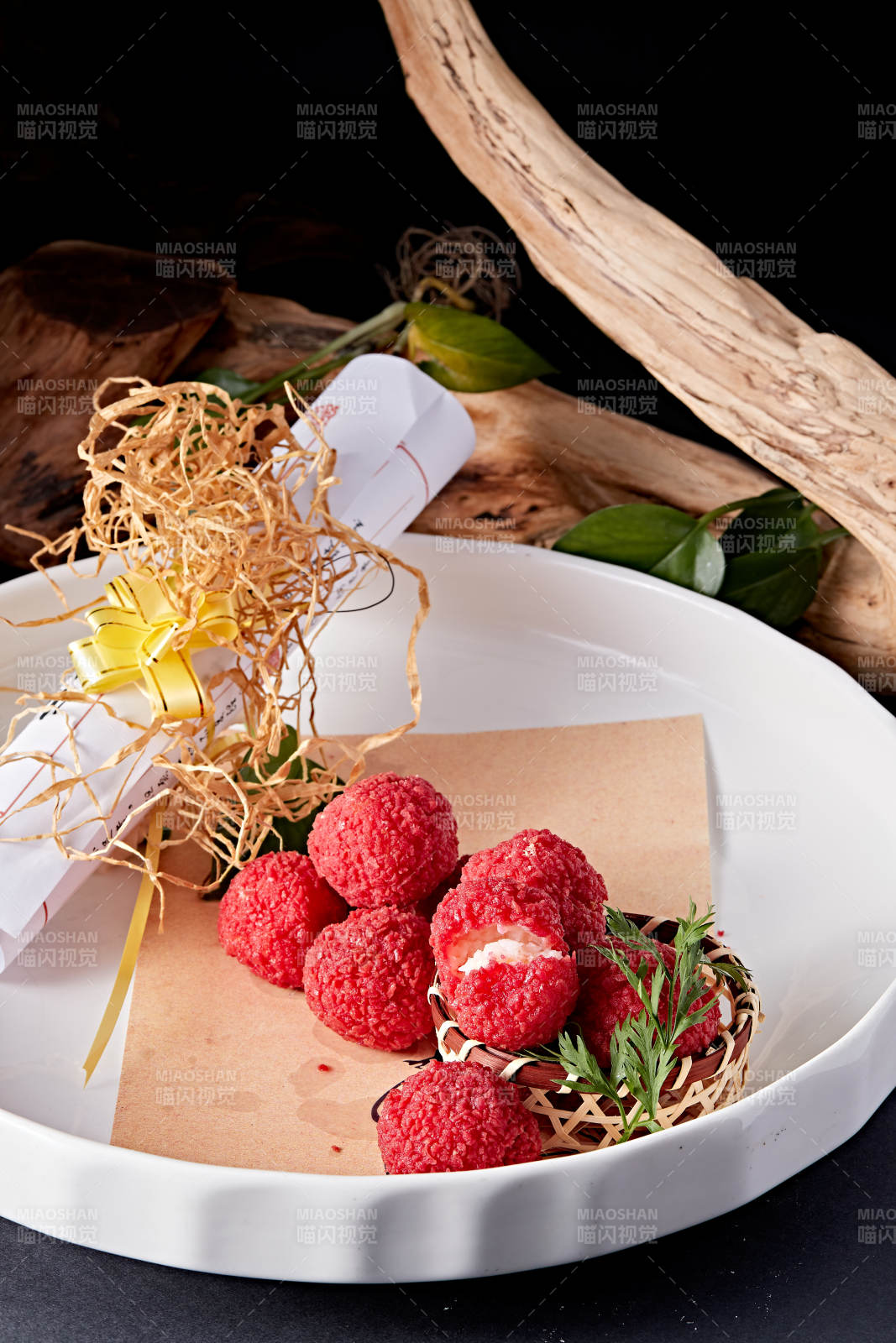 白瓷盘装的精美摆盘的荔枝大虾球图片