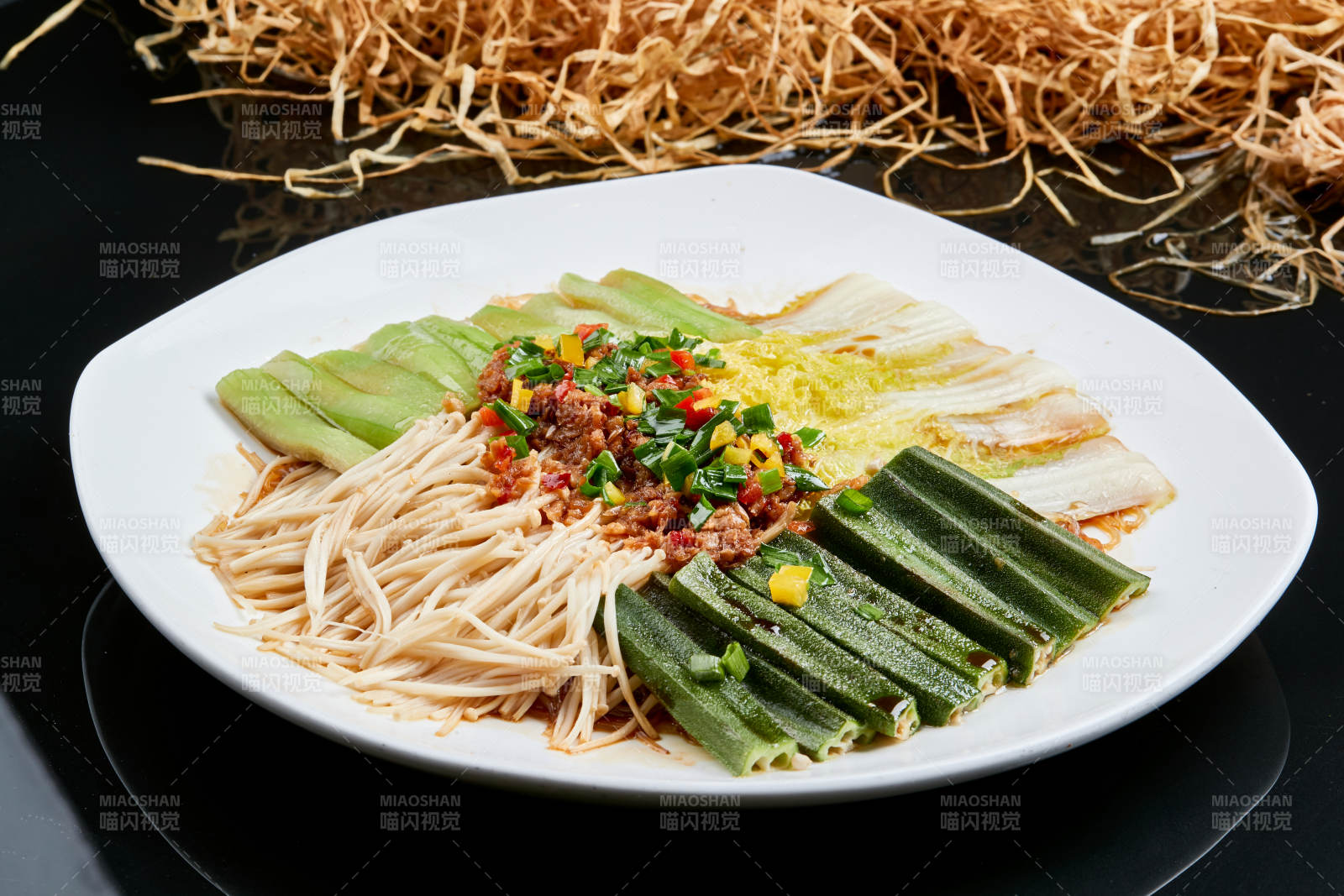 白色瓷盘装的蒜蓉蒸四素图片