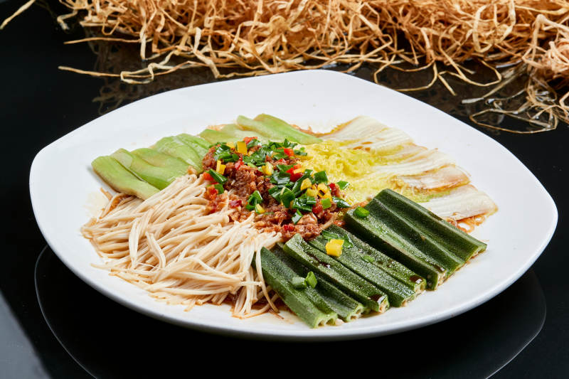 白色瓷盘装的蒜蓉蒸四素图片