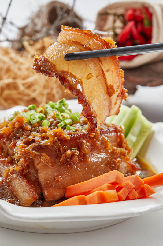 白色瓷餐具装的梅菜扣肉图片