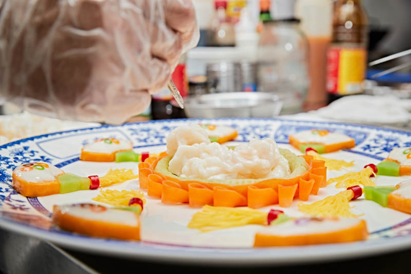 人与食物紧张忙碌的中餐厨房图片