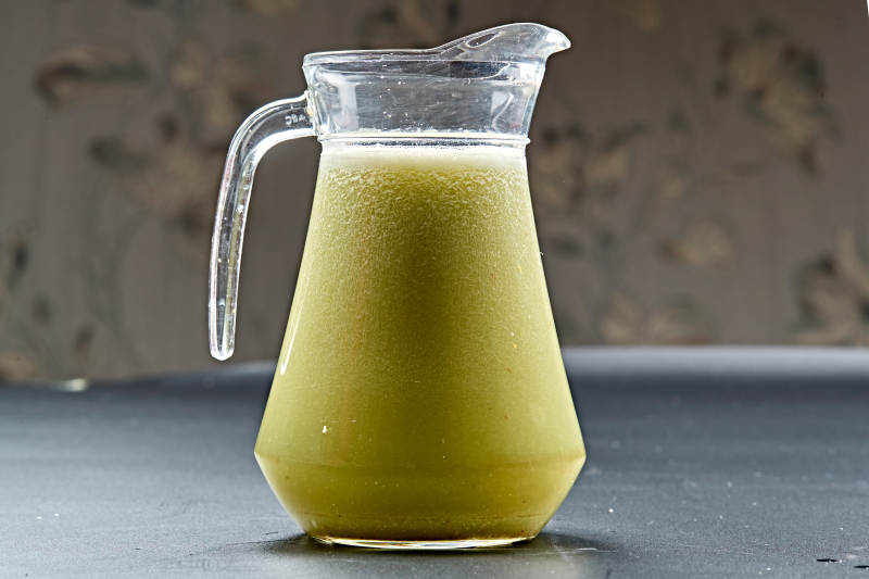 玻璃器皿装的鲜榨果蔬汁图片