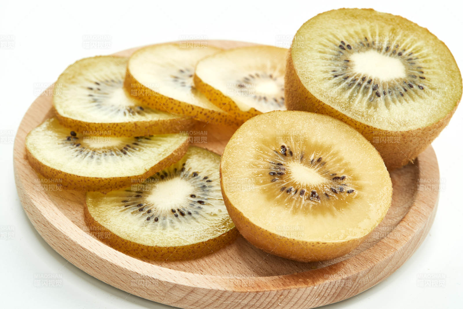 白色背景上摆放的新鲜水嫩猕猴桃图片