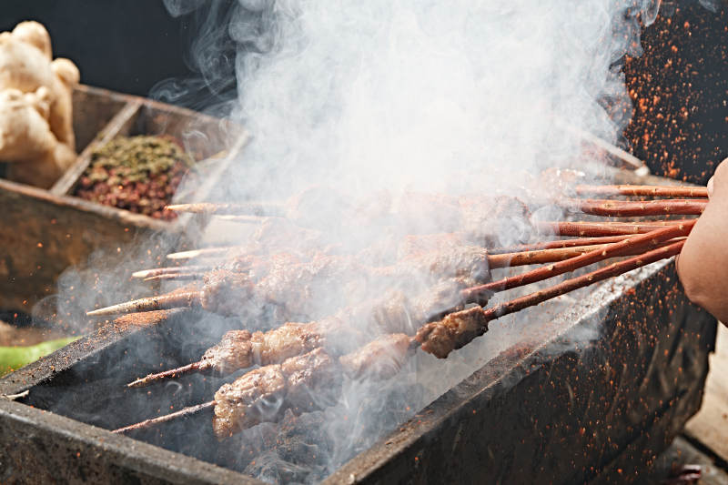 满是烟火气的烤炉上的鲜羊肉新疆红柳大串图片