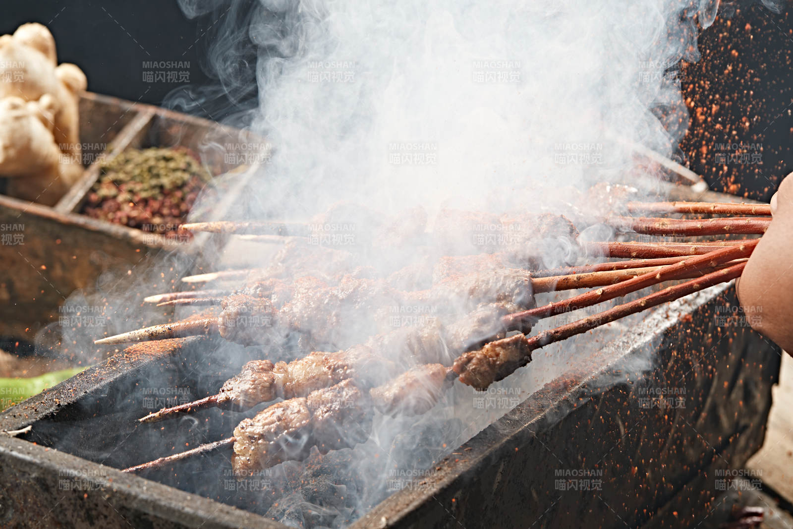 满是烟火气的烤炉上的鲜羊肉新疆红柳大串图片