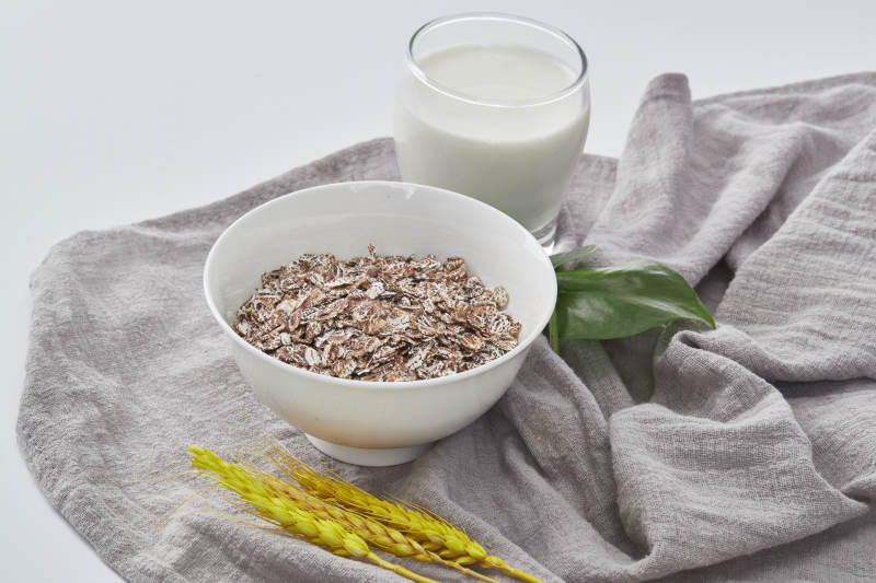 白色背景上的健康低脂黑麦片颗粒图片