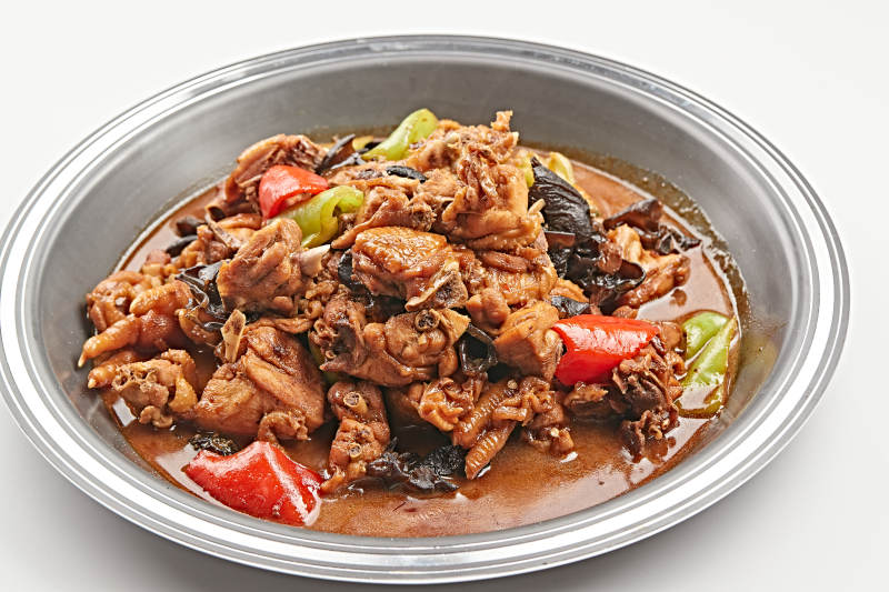 不锈钢餐具装的农家炖土鸡快图片