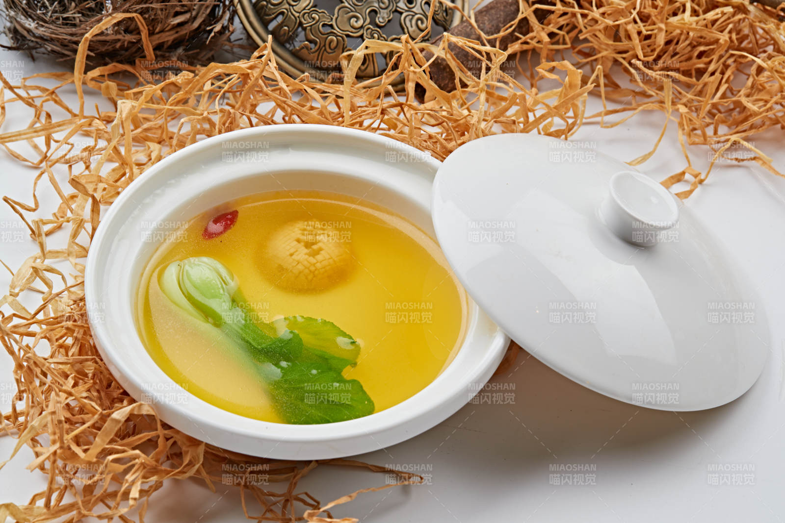 枸杞鲜鸡汤炖冬菇图片