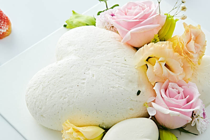 爱心造型椰奶香芋情人节蛋糕图片