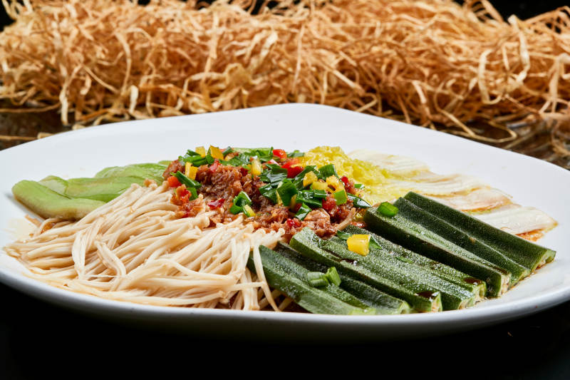 白色瓷盘装的蒜蓉蒸四素图片