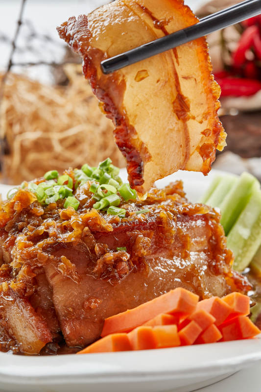 白色瓷餐具装的梅菜扣肉图片