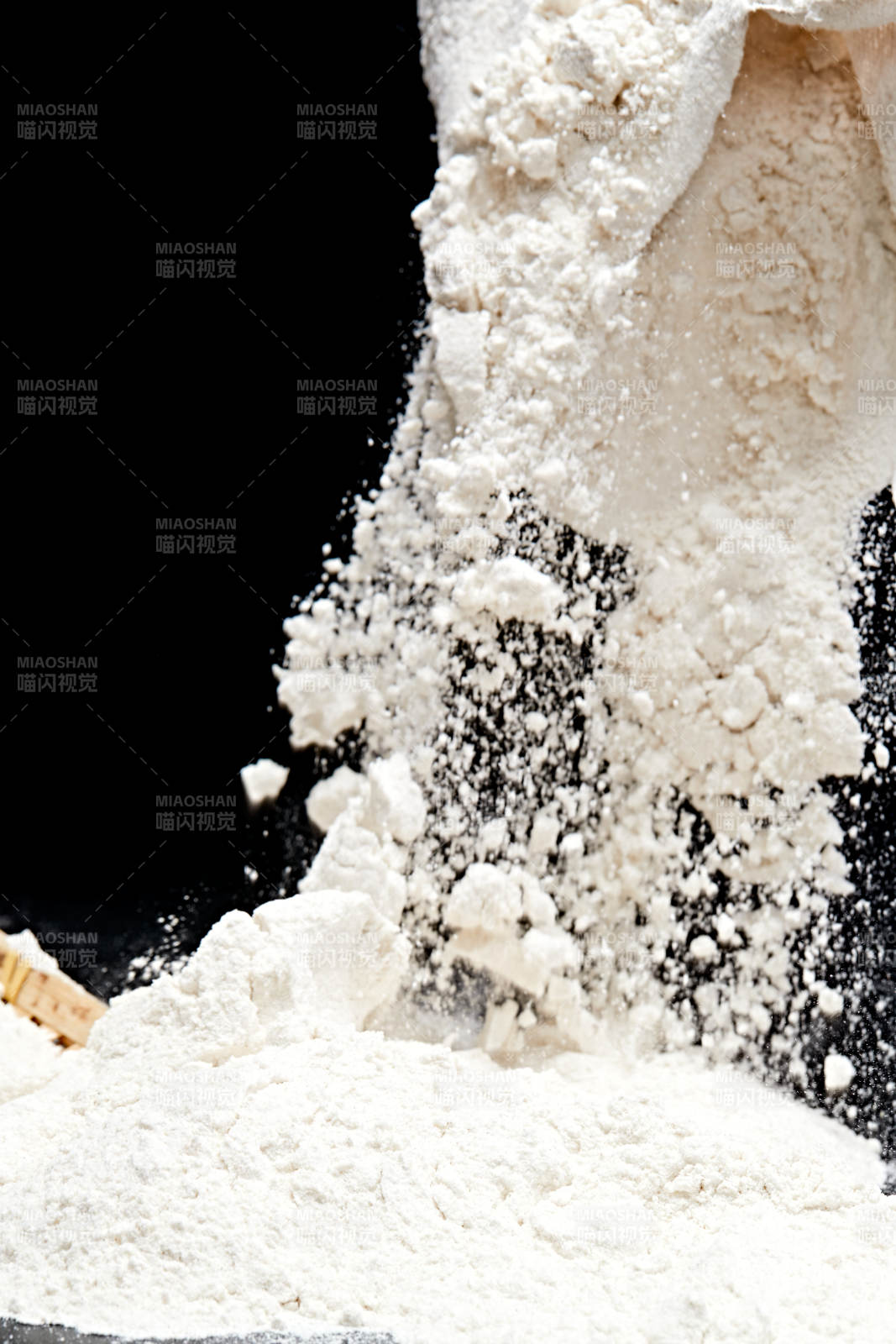 黑色背景上的粗粮荞麦面粉图片