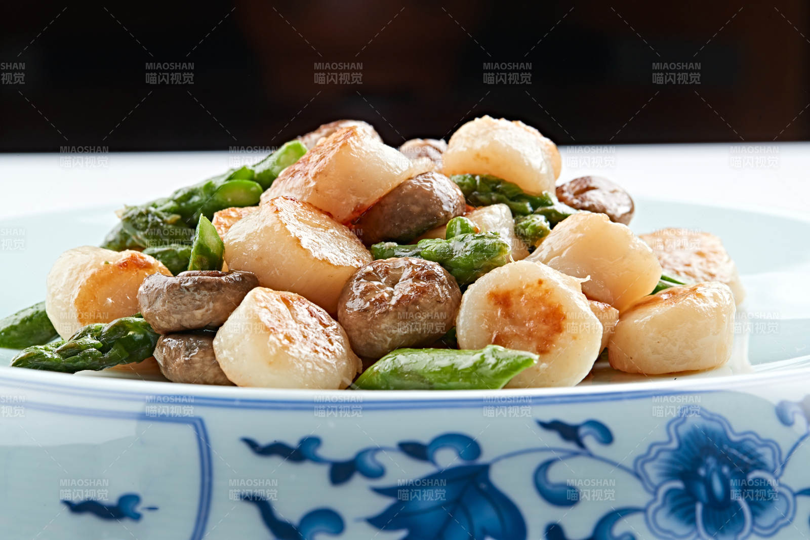 青花瓷器装的澳带口蘑炒鲜芦笋图片