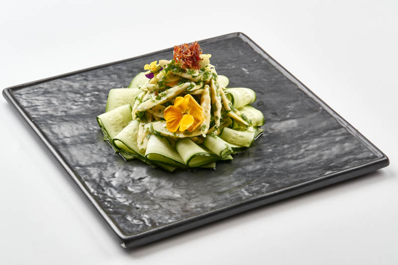 黑色石盘装的油渍春笋尖配乳瓜图片