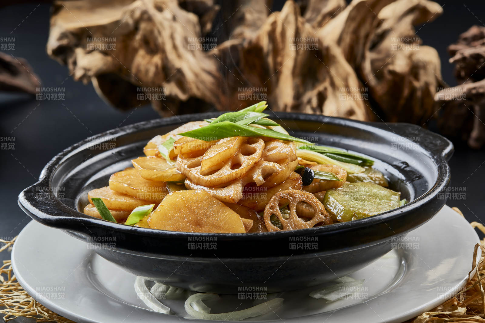 黑色砂锅装的砂锅素三样图片