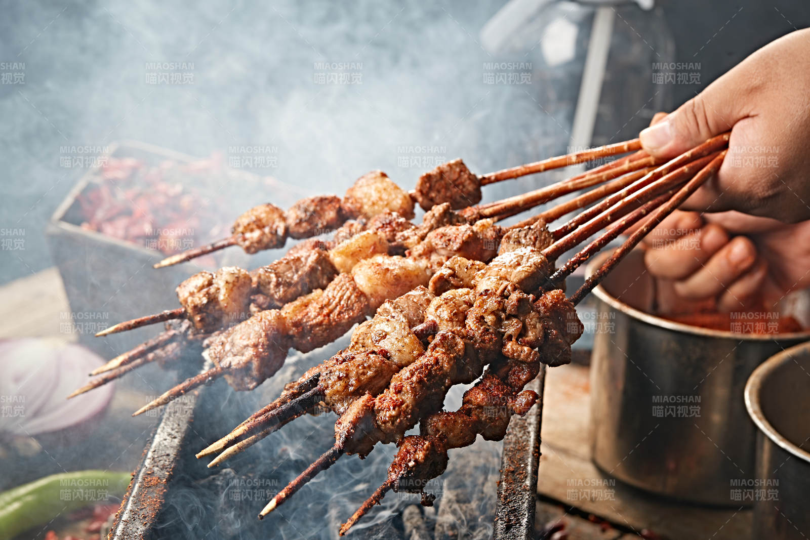 满是烟火气的烤炉上的鲜羊肉新疆红柳大串图片