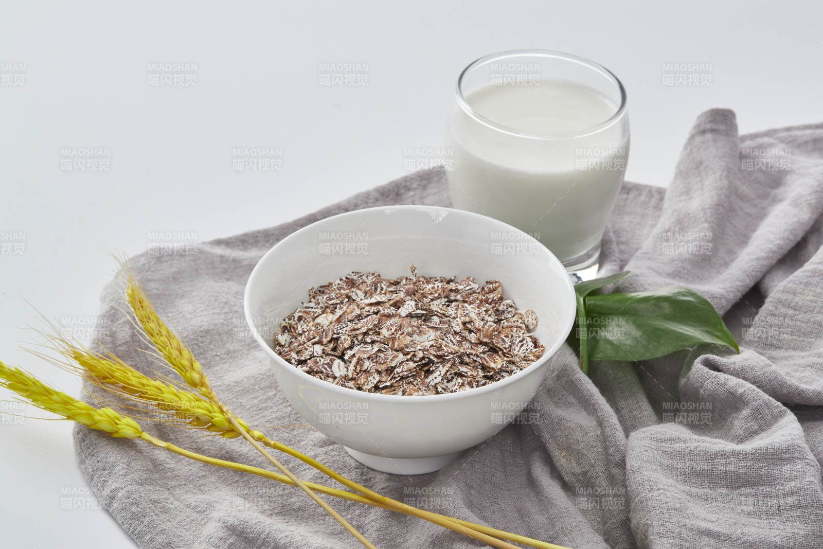 白色背景上的健康低脂黑麦片颗粒图片