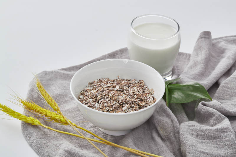 白色背景上的健康低脂黑麦片颗粒图片