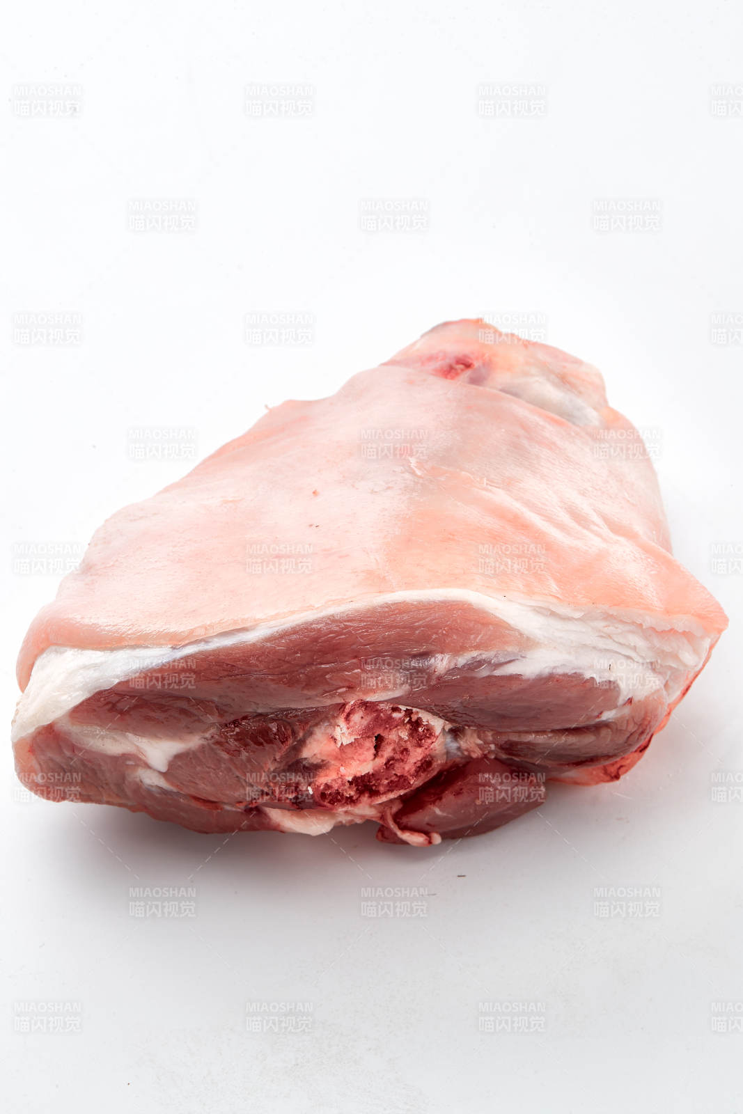 白色背景下的生鲜猪肘子图片