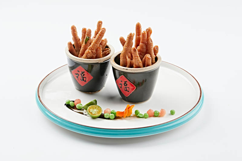 精美餐具装的卤味鸡脚图片