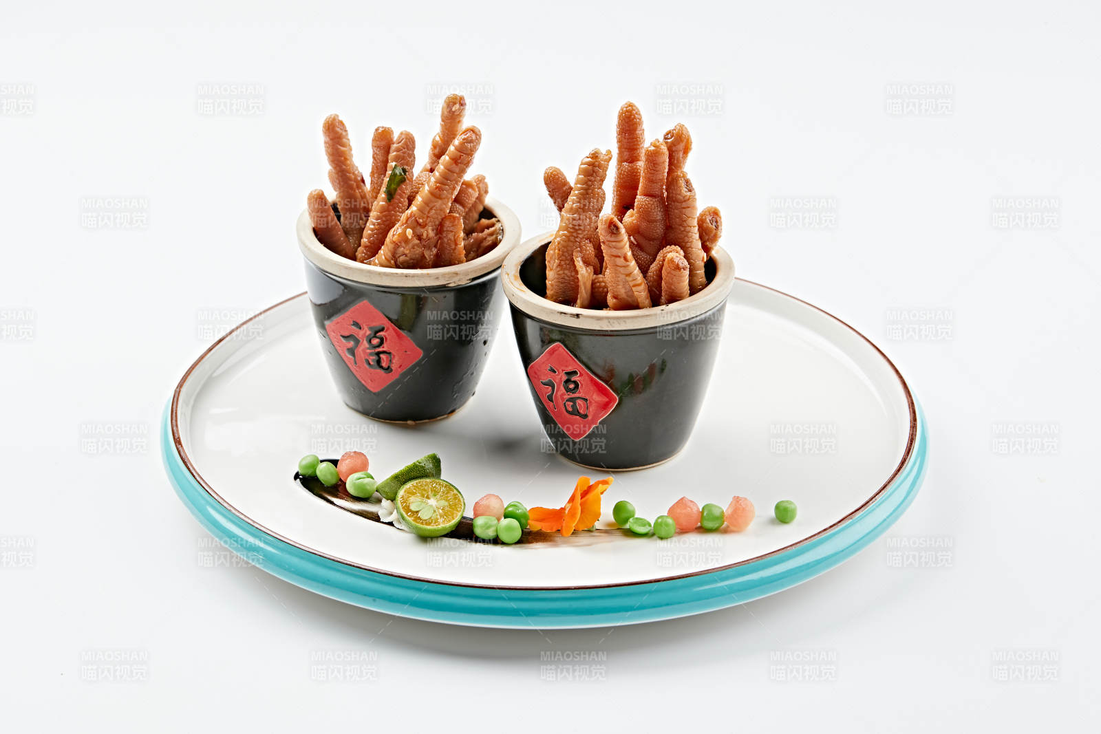 精美餐具装的卤味鸡脚图片