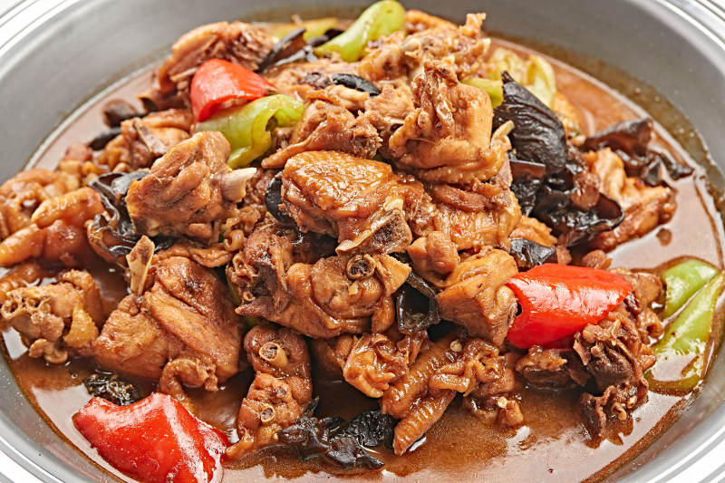 不锈钢餐具装的农家炖土鸡快图片