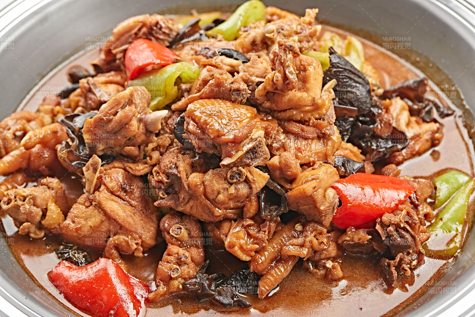 不锈钢餐具装的农家炖土鸡快图片