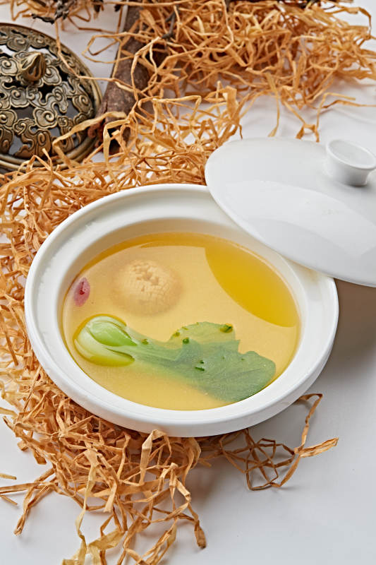 枸杞鲜鸡汤炖冬菇图片