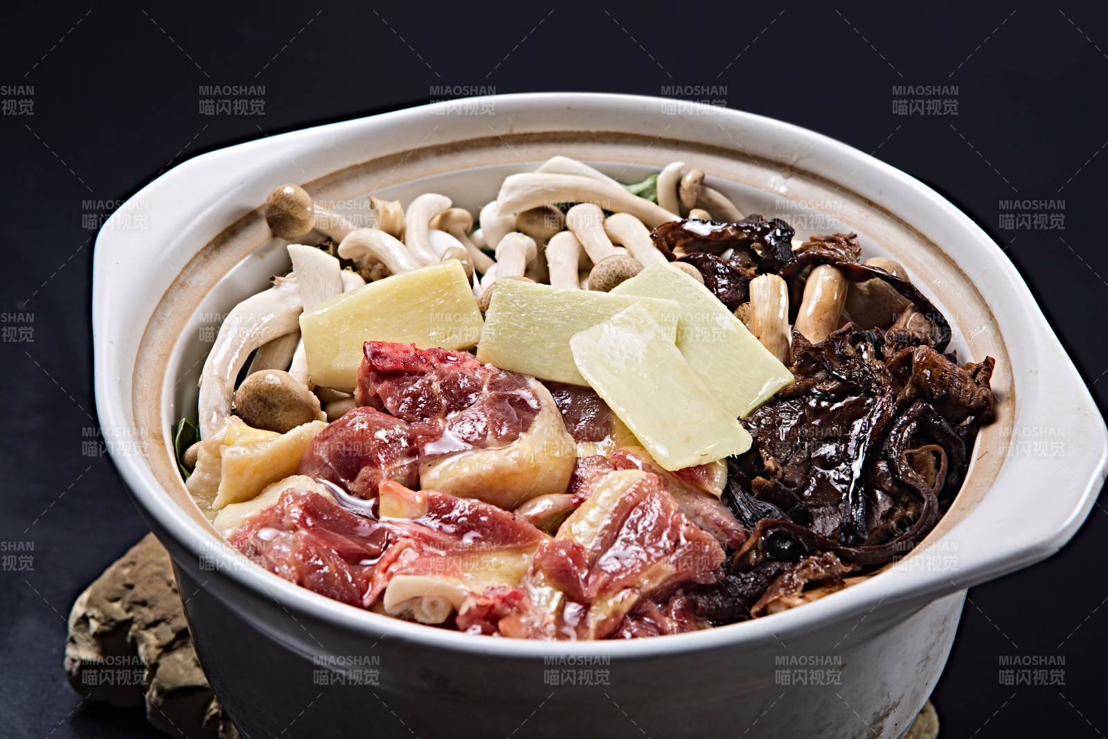 云南山珍杂菌排骨煲图片