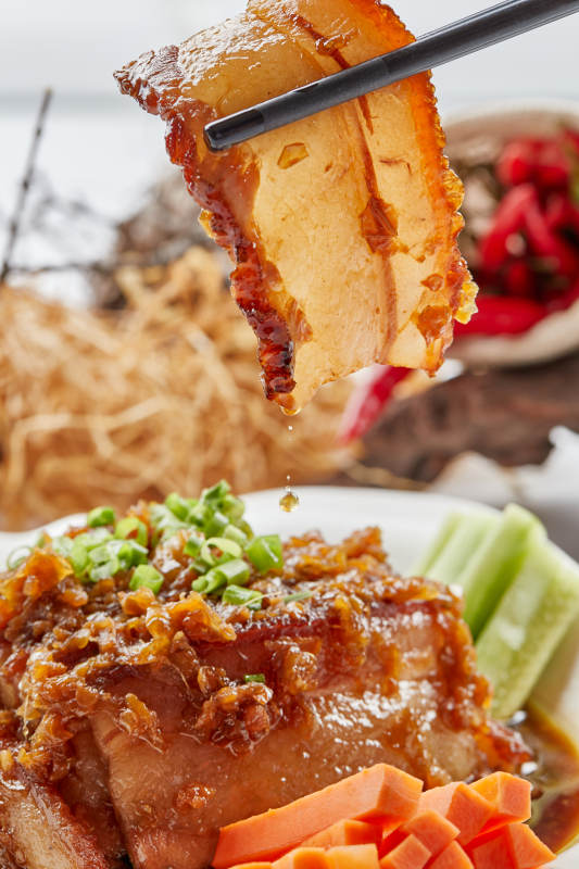 白色瓷餐具装的梅菜扣肉图片