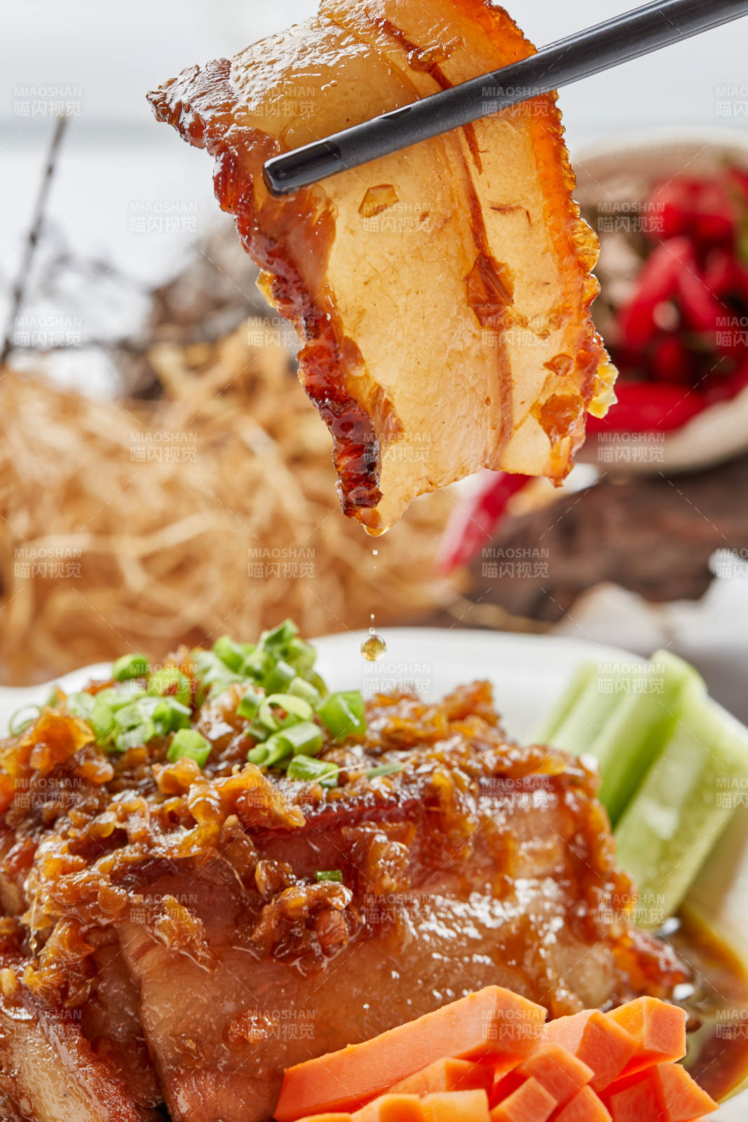 白色瓷餐具装的梅菜扣肉图片