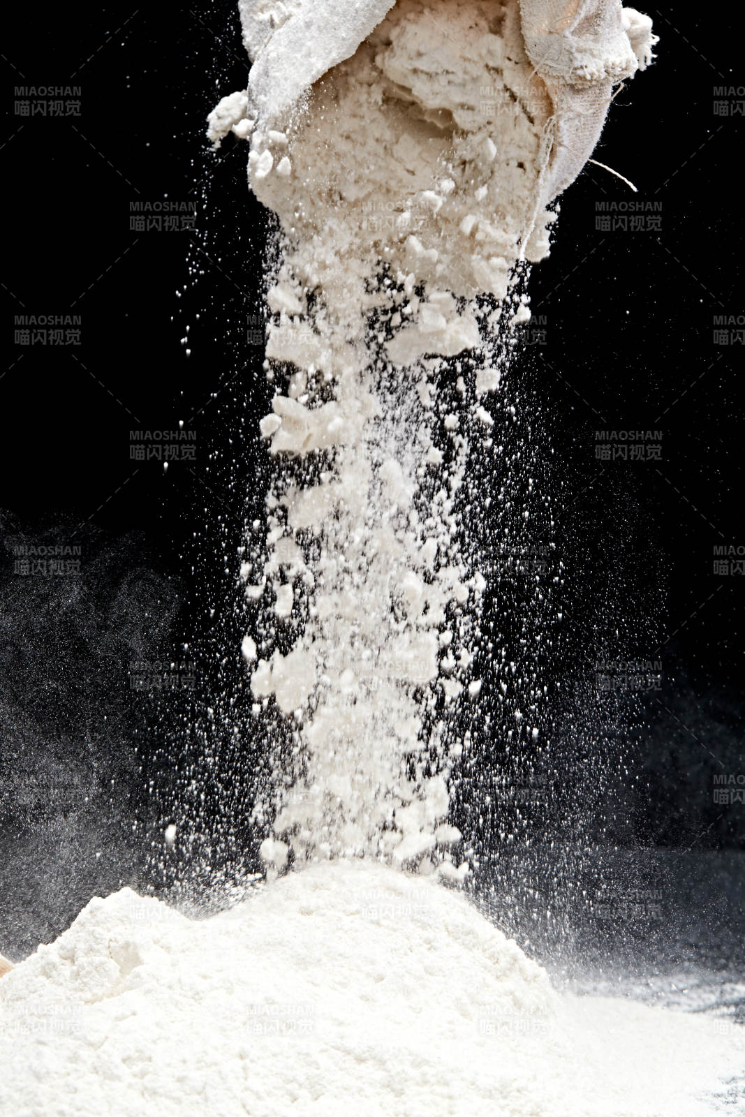黑色背景上的粗粮荞麦面粉图片