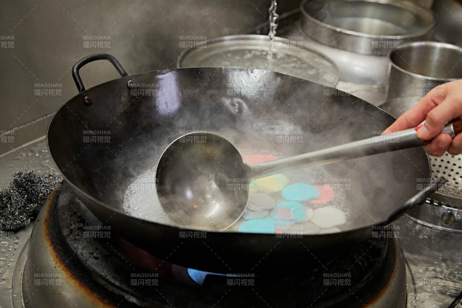 人与食物紧张忙碌的中餐厨房图片