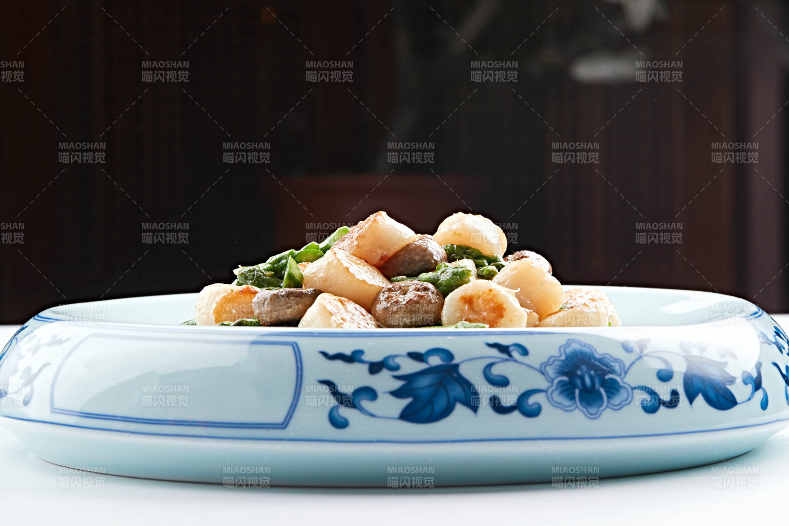 青花瓷器装的澳带口蘑炒鲜芦笋图片