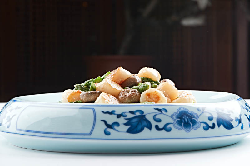 青花瓷器装的澳带口蘑炒鲜芦笋图片