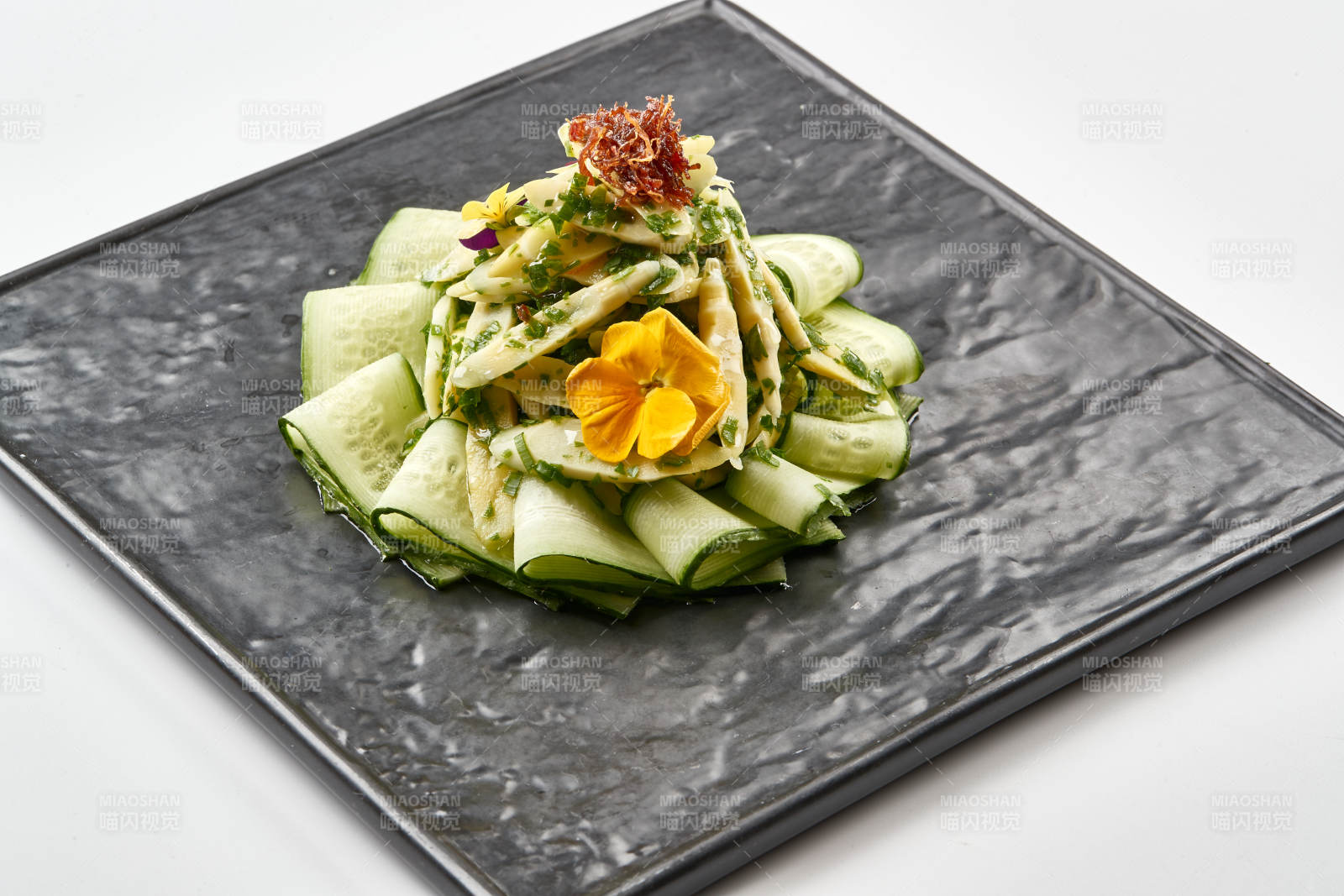 黑色石盘装的油渍春笋尖配乳瓜图片