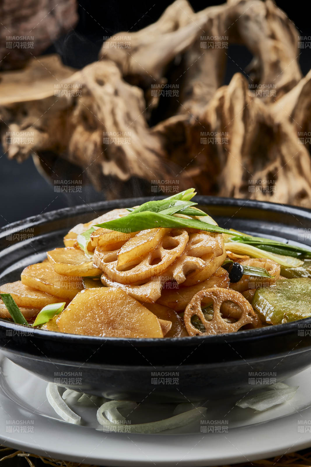 黑色砂锅装的砂锅素三样图片