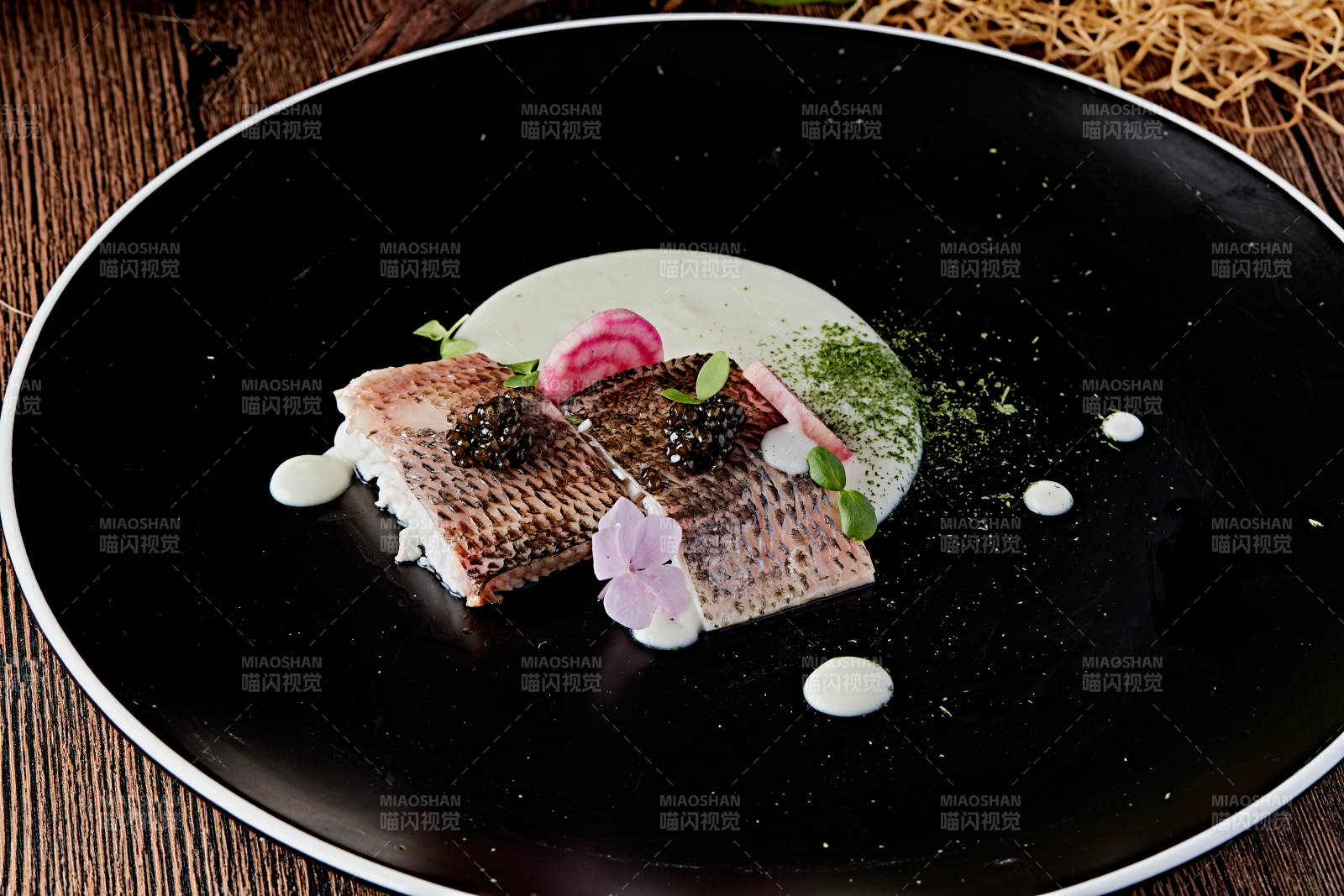 位菜香烤海鲈鱼配黑鱼子酱图片