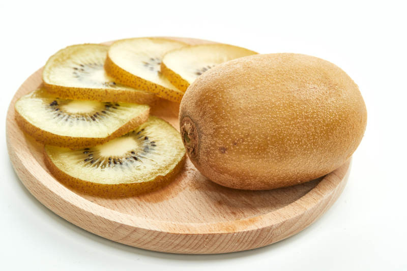 白色背景上摆放的新鲜水嫩猕猴桃图片