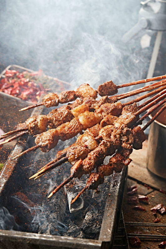 满是烟火气的烤炉上的鲜羊肉新疆红柳大串图片