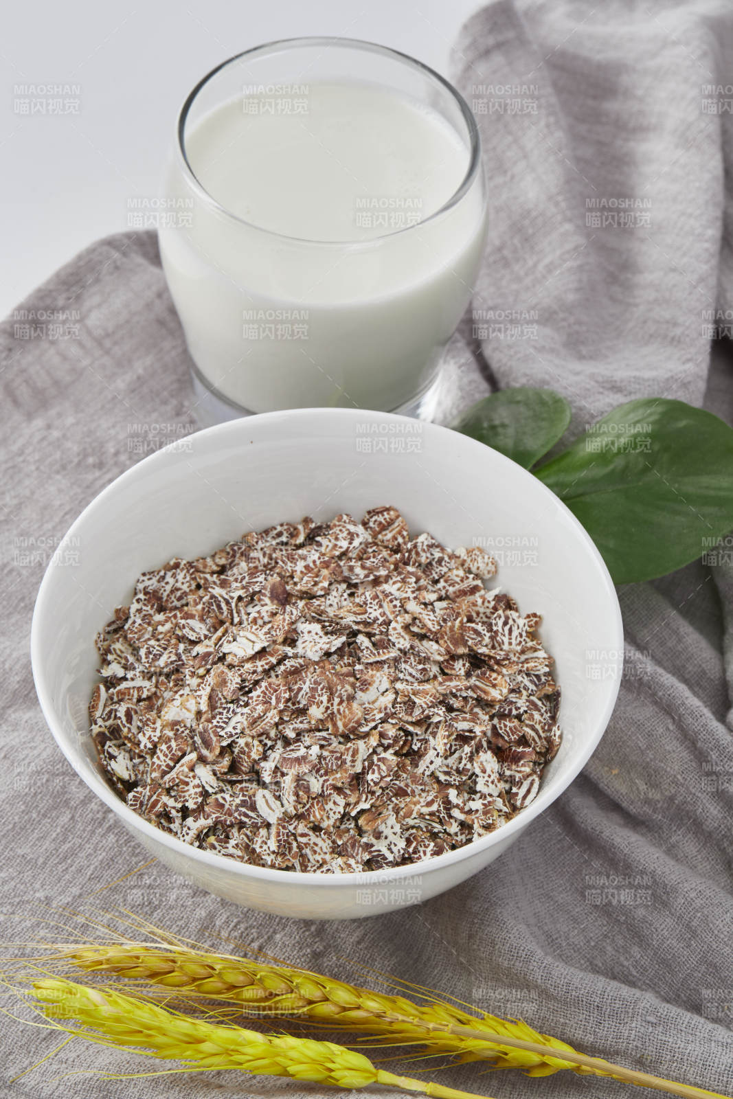 白色背景上的健康低脂黑麦片颗粒图片